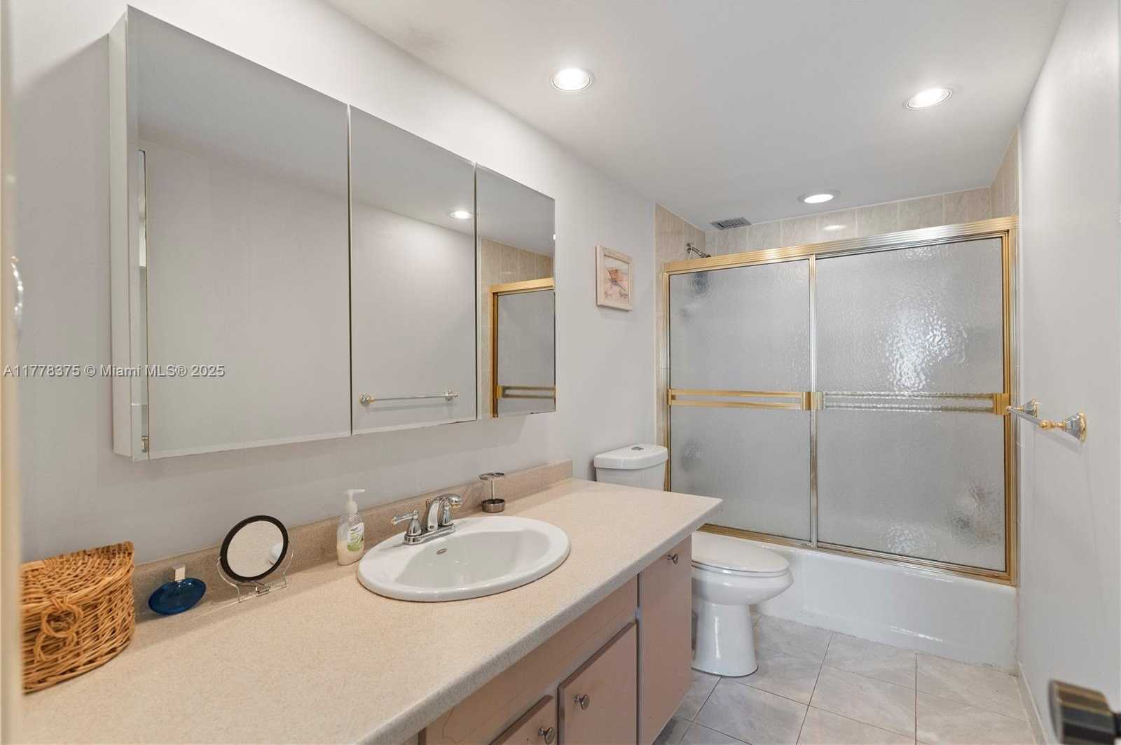 Small Image of 437 GOLDEN ISLES DR #5H, Hallandale Beach Number 13