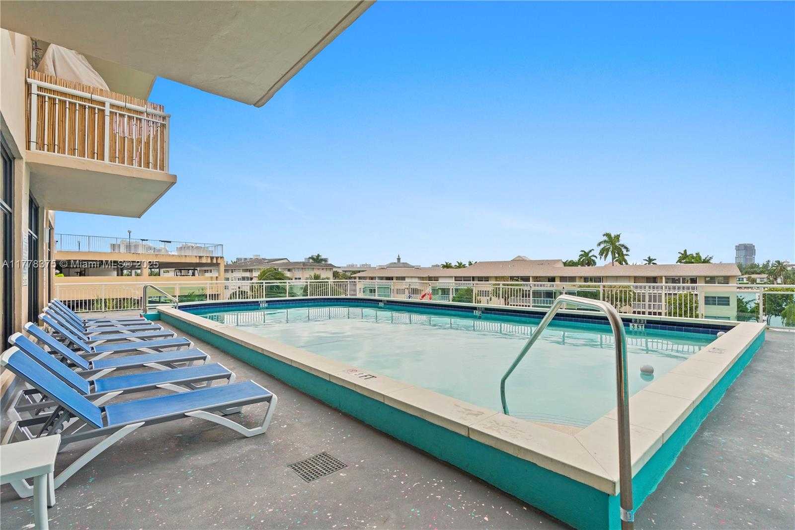 Small Image of 437 GOLDEN ISLES DR #5H, Hallandale Beach Number 16