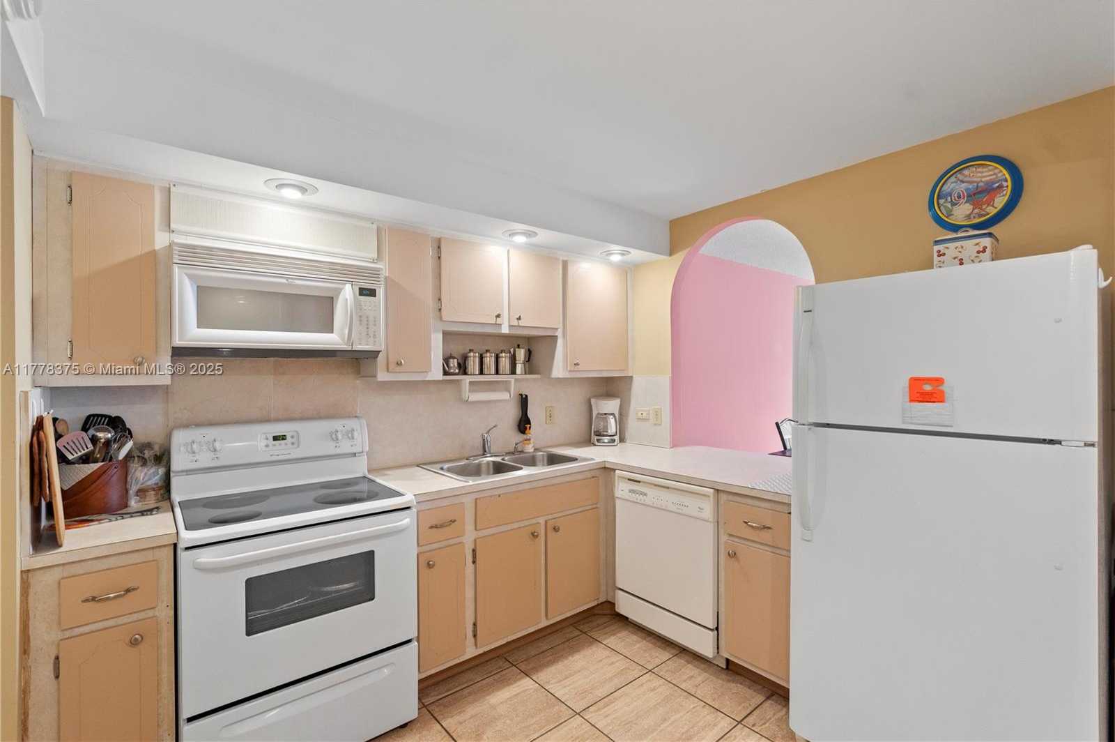 Small Image of 437 GOLDEN ISLES DR #5H, Hallandale Beach Number 8
