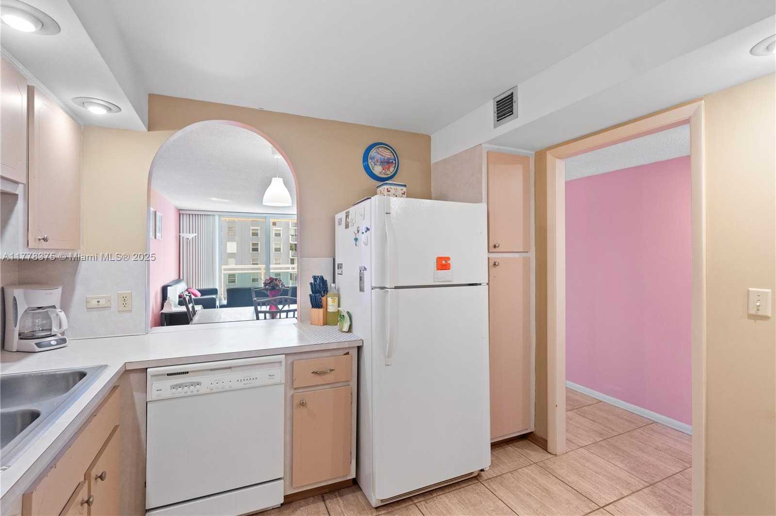Small Image of 437 GOLDEN ISLES DR #5H, Hallandale Beach Number 9