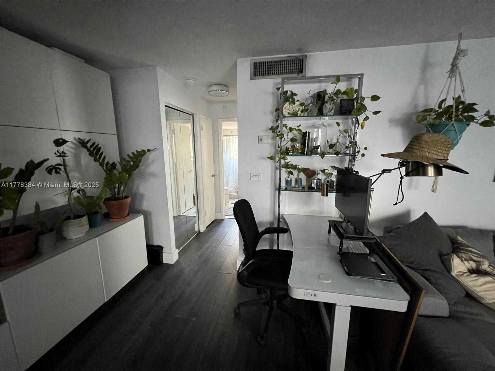 Small Image of 221 MERIDIAN AVE #206, Miami Beach Number 3