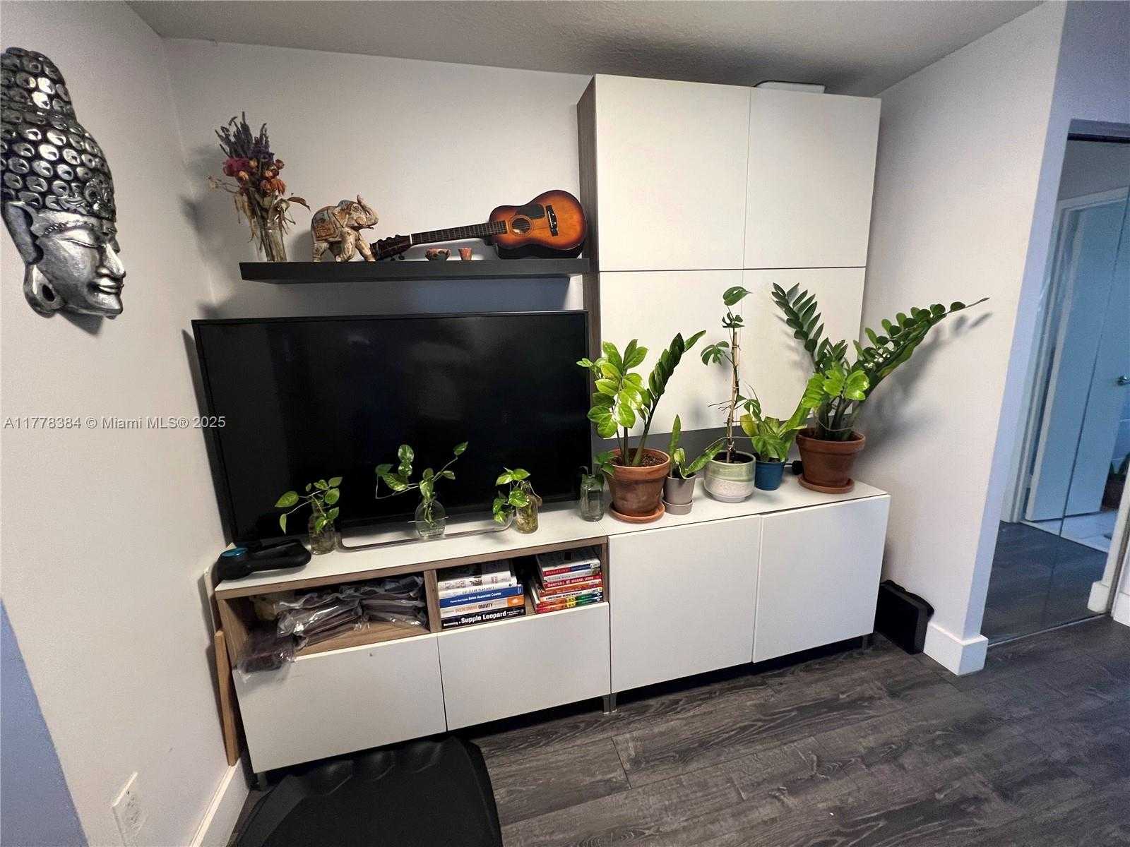 Small Image of 221 MERIDIAN AVE #206, Miami Beach Number 4