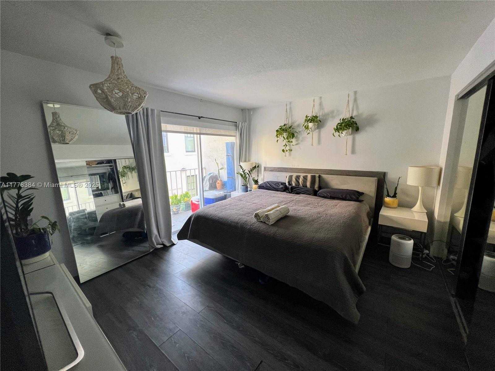Small Image of 221 MERIDIAN AVE #206, Miami Beach Number 8