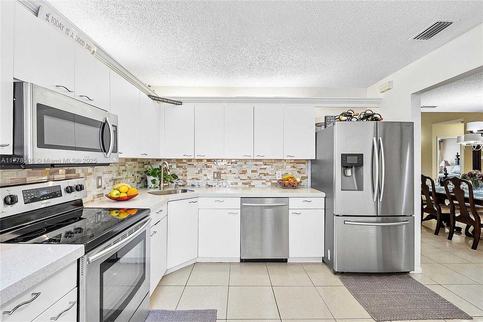 Small Image of 4101 EAST CORAL TREE CIR #313, Coconut Creek Number 1