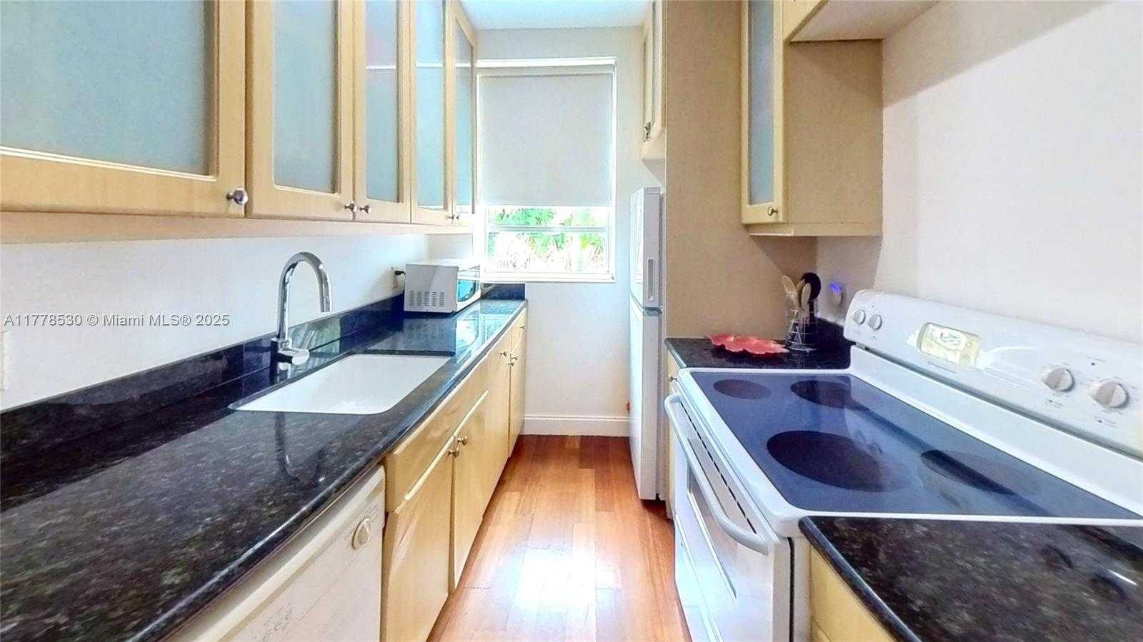 Small Image of 420 15TH ST #302, Miami Beach Number 5