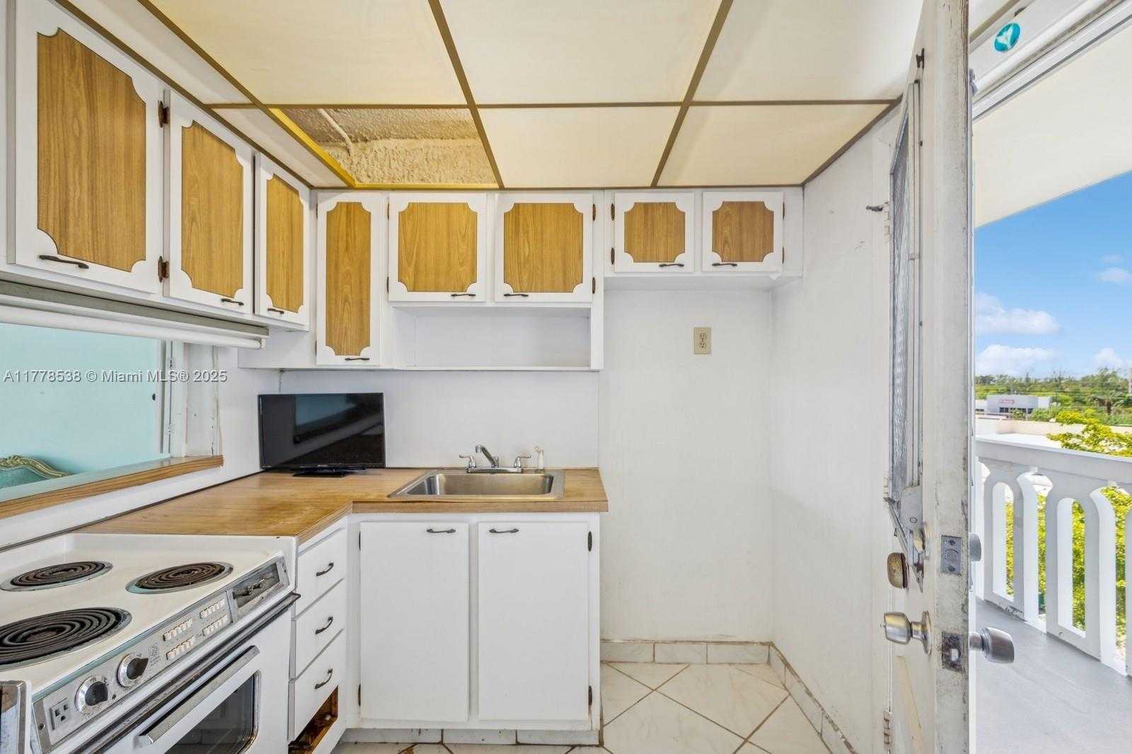 Small Image of 2851 LEONARD DR #J610, Aventura Number 4