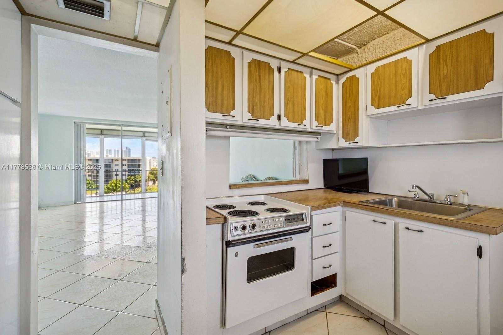 Small Image of 2851 LEONARD DR #J610, Aventura Number 5