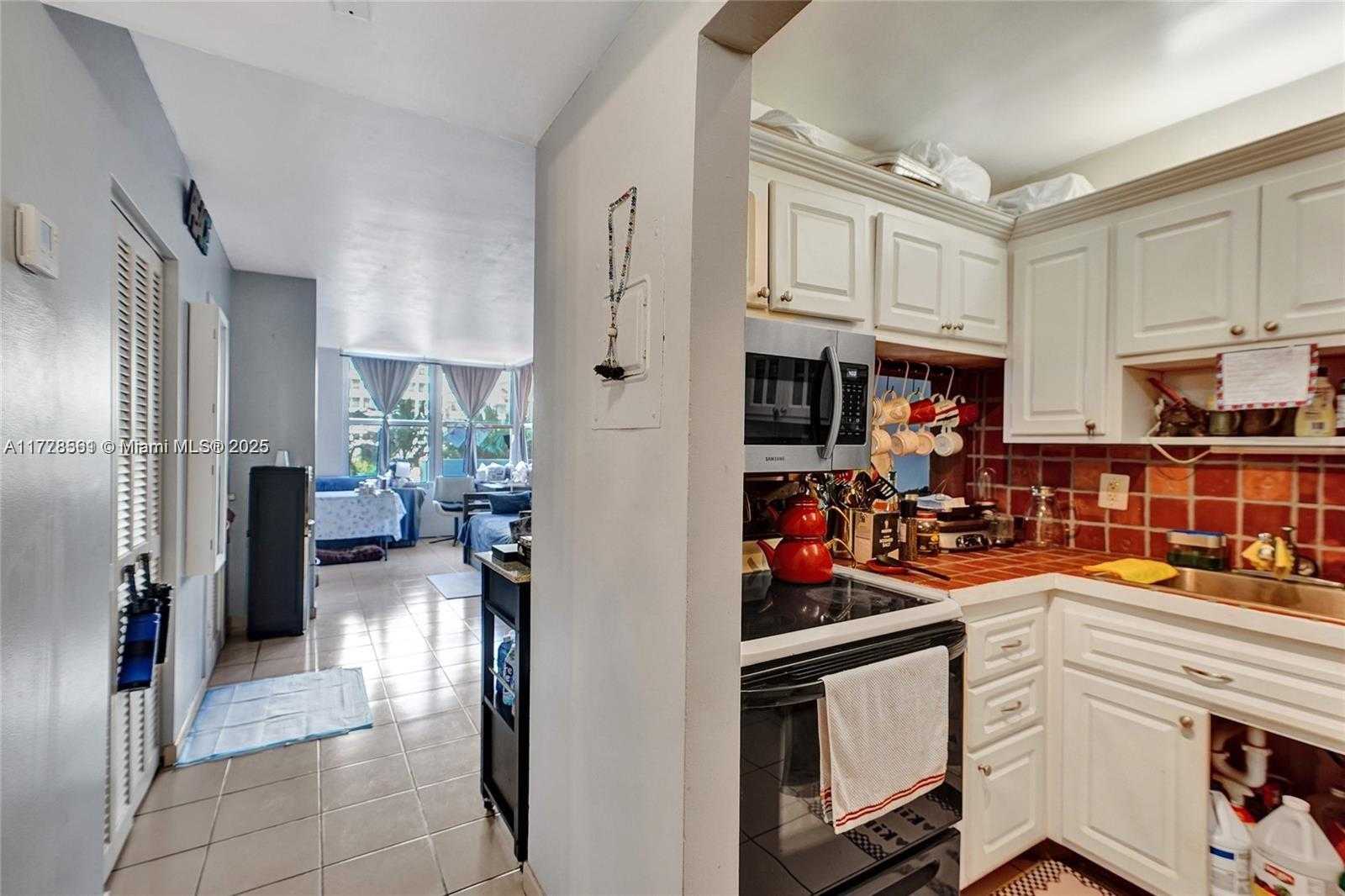 Small Image of 2899 COLLINS AVE #521, Miami Beach Number 8