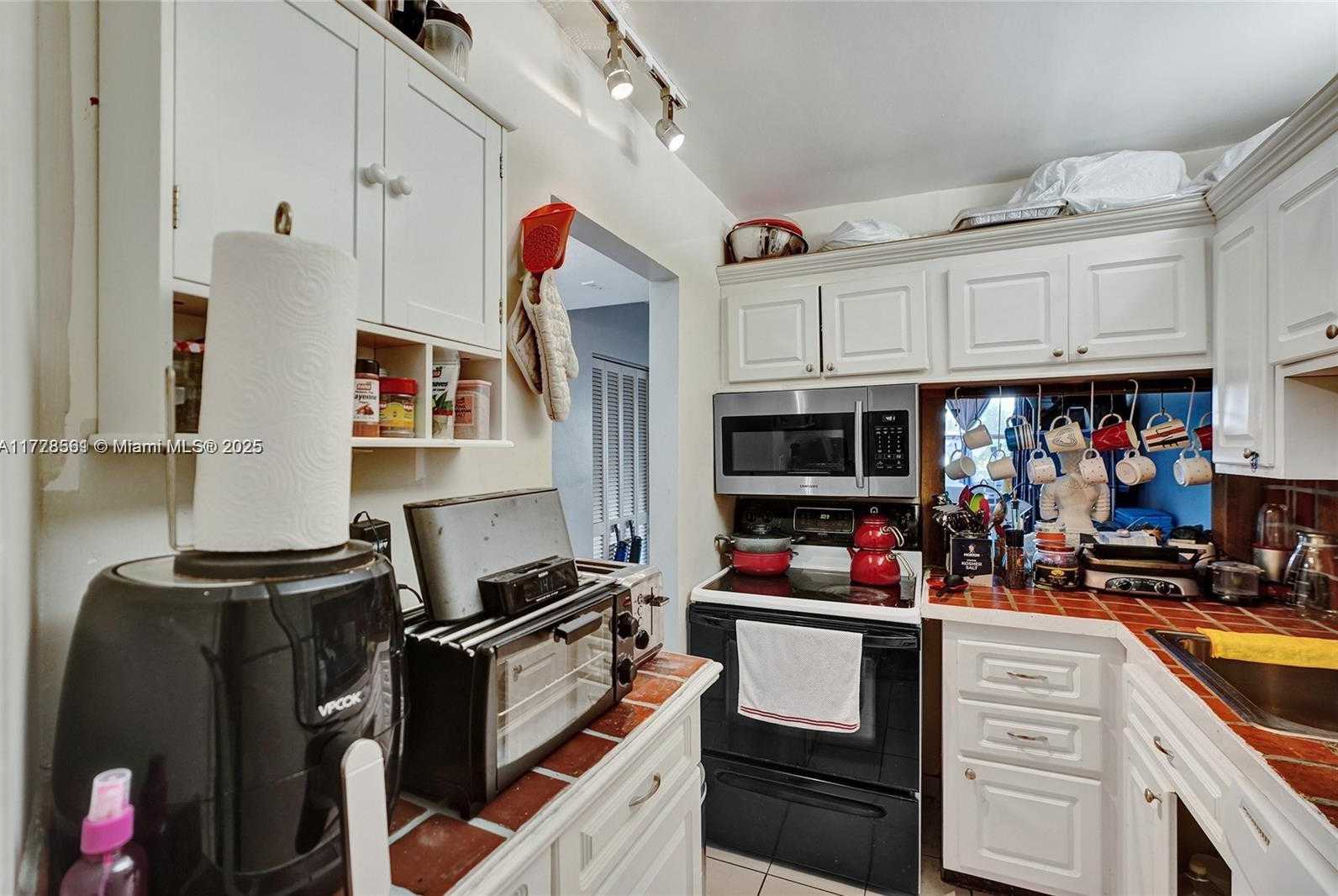 Small Image of 2899 COLLINS AVE #521, Miami Beach Number 9
