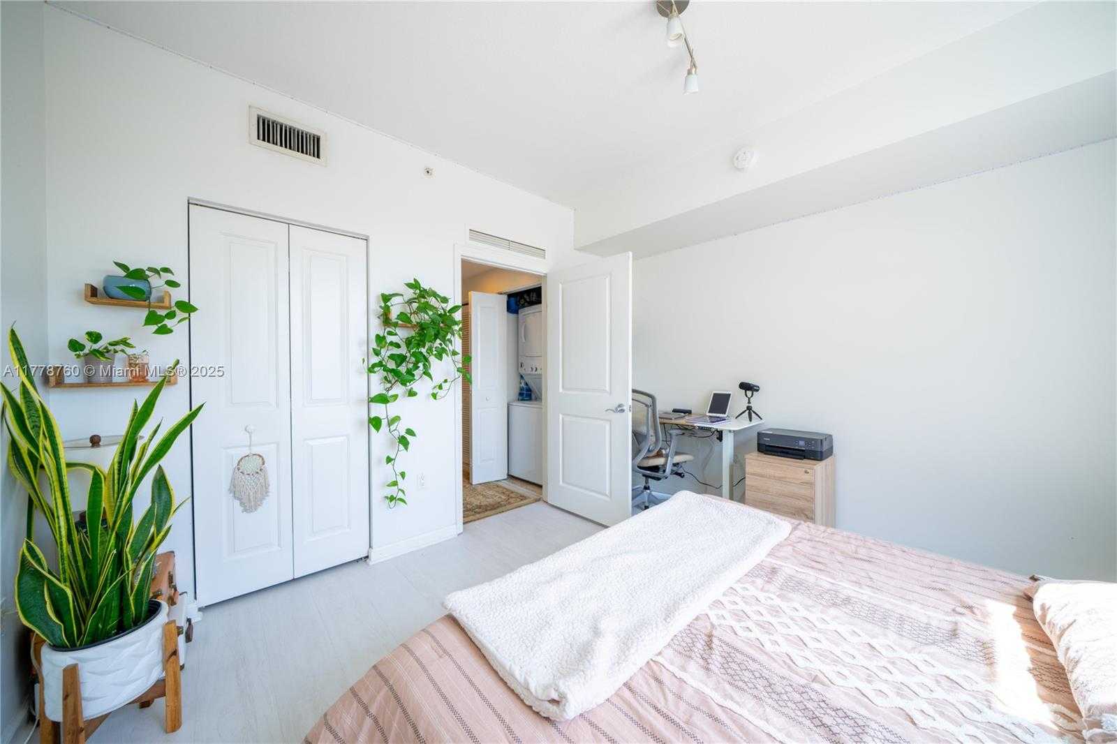 Small Image of 7900 HARBOR ISLAND DR #611, North Bay Village Number 38