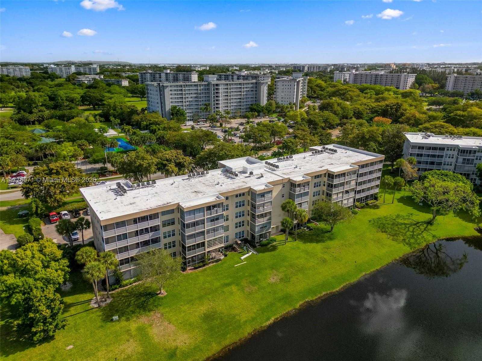 Small Image of 4030 WEST PALM AIRE DR #408, Pompano Beach Number 61