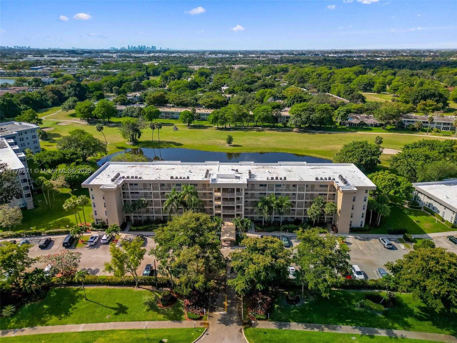 Small Image of 4030 WEST PALM AIRE DR #408, Pompano Beach Number 64