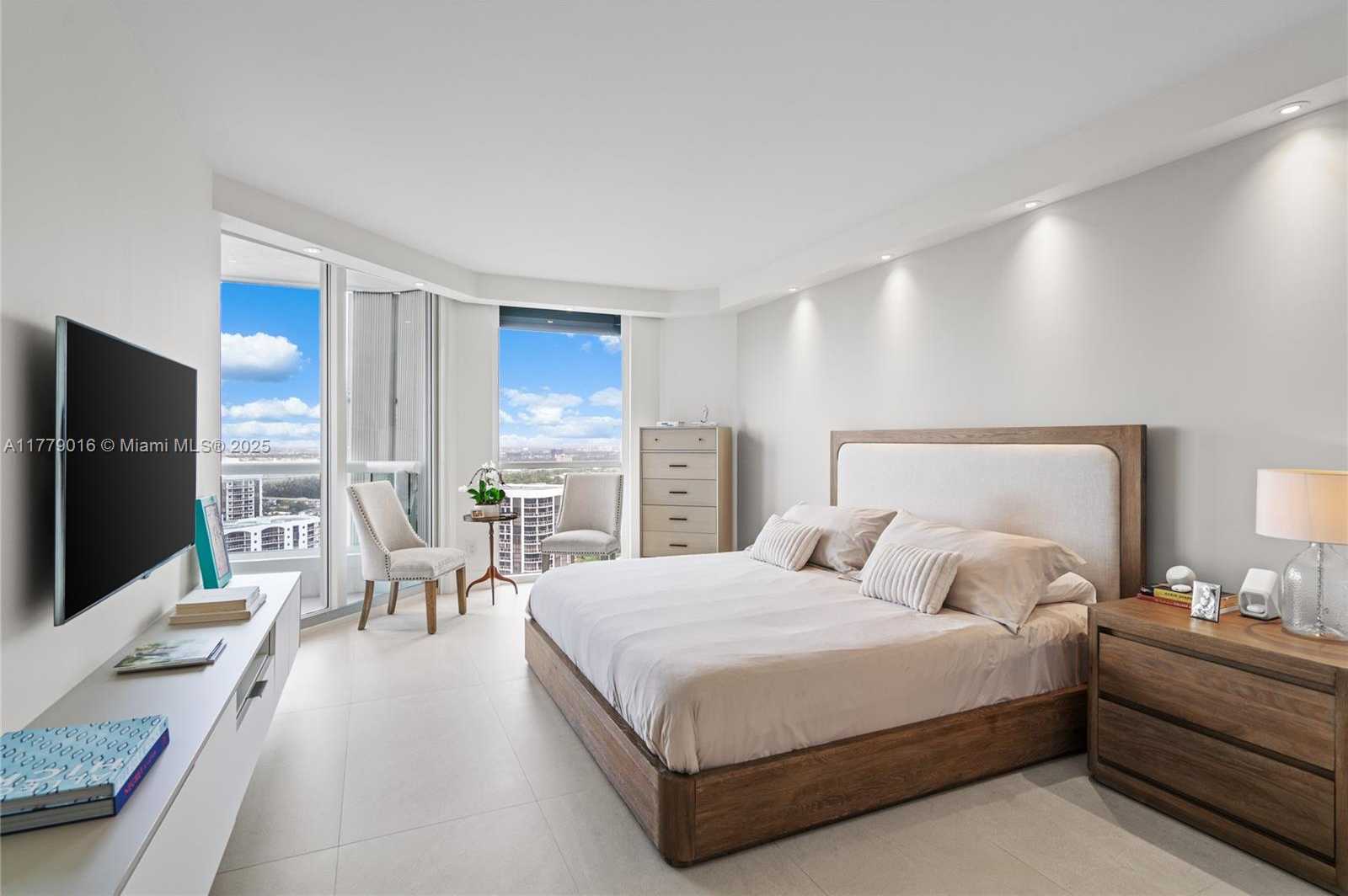 Small Image of 21055 YACHT CLUB DR #2707, Aventura Number 29