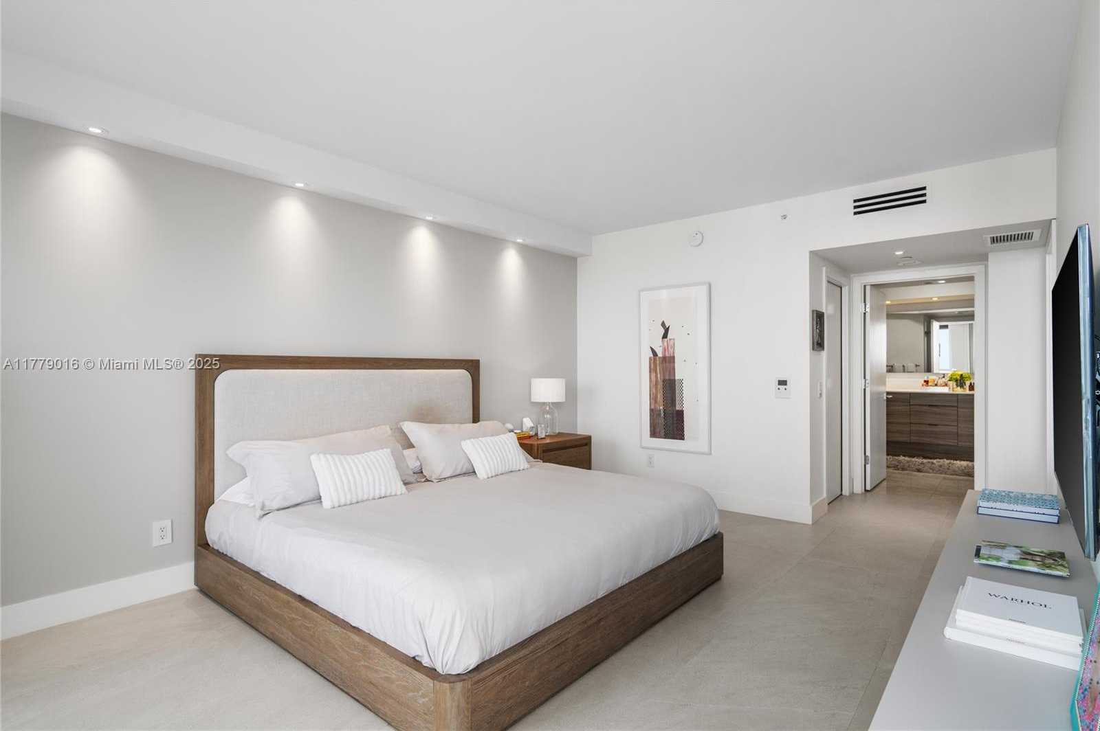Small Image of 21055 YACHT CLUB DR #2707, Aventura Number 30