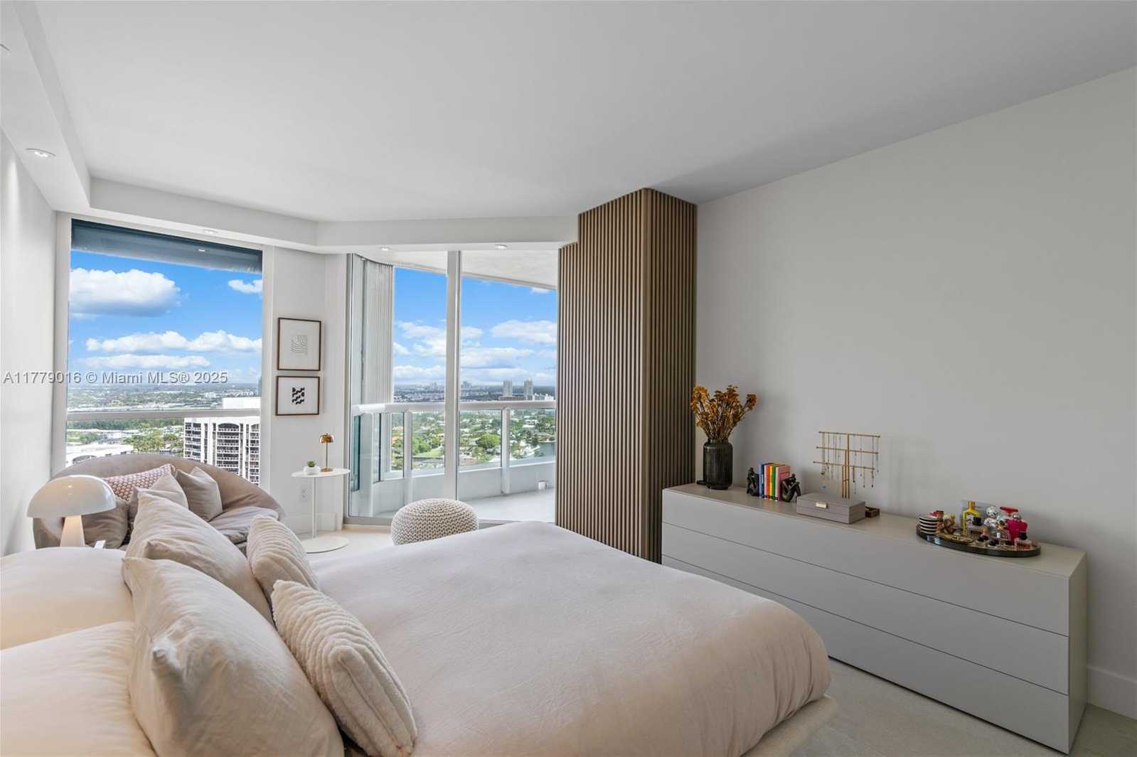 Small Image of 21055 YACHT CLUB DR #2707, Aventura Number 34