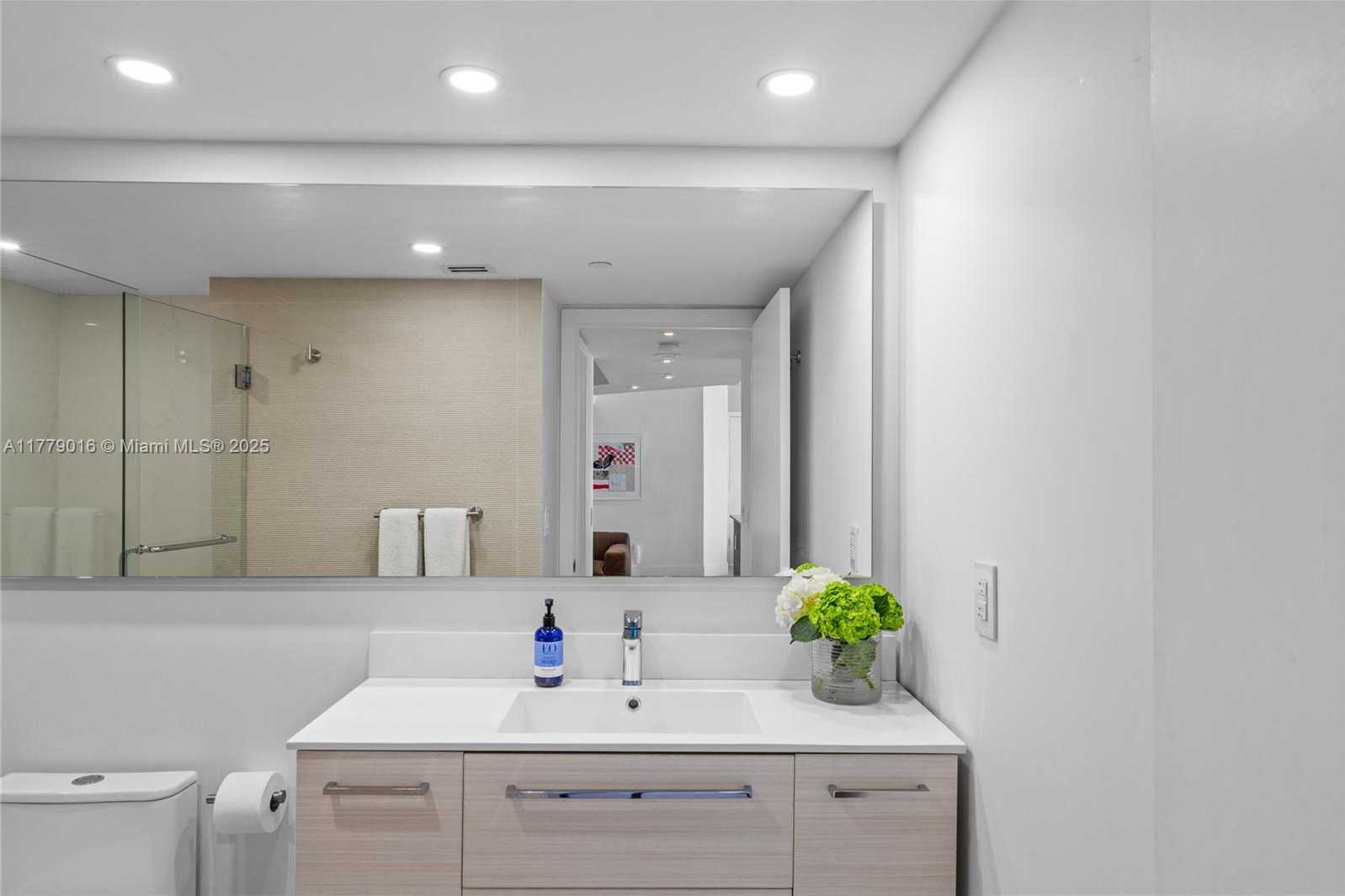 Small Image of 21055 YACHT CLUB DR #2707, Aventura Number 38