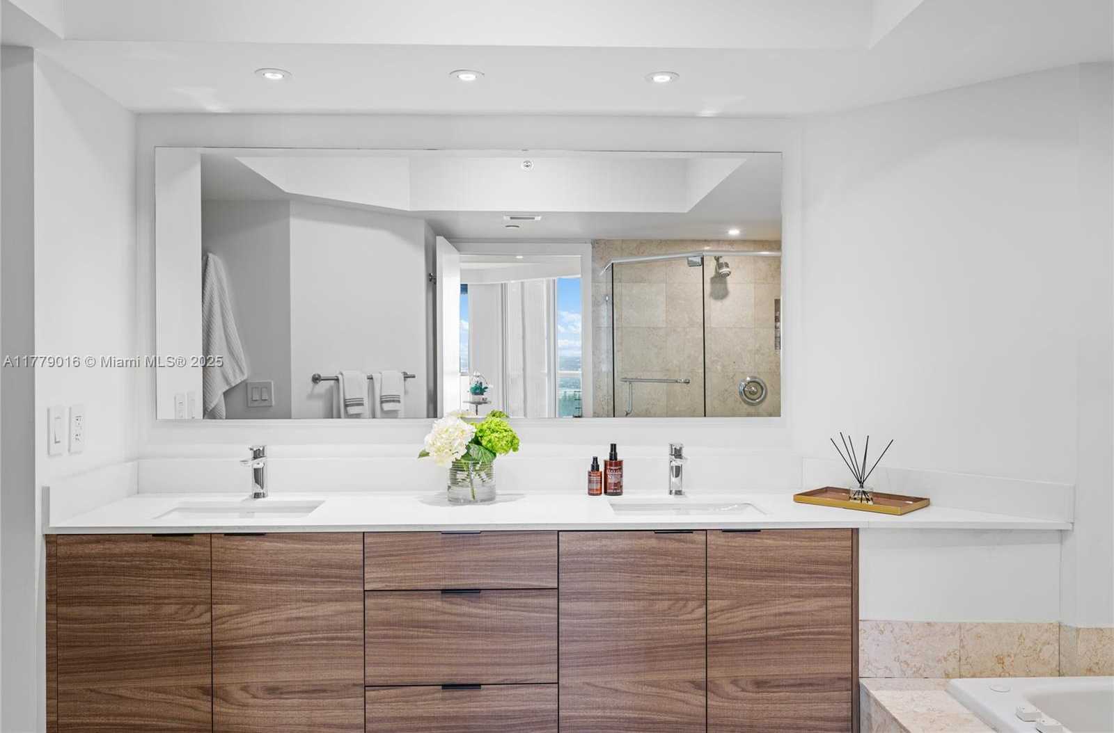 Small Image of 21055 YACHT CLUB DR #2707, Aventura Number 40
