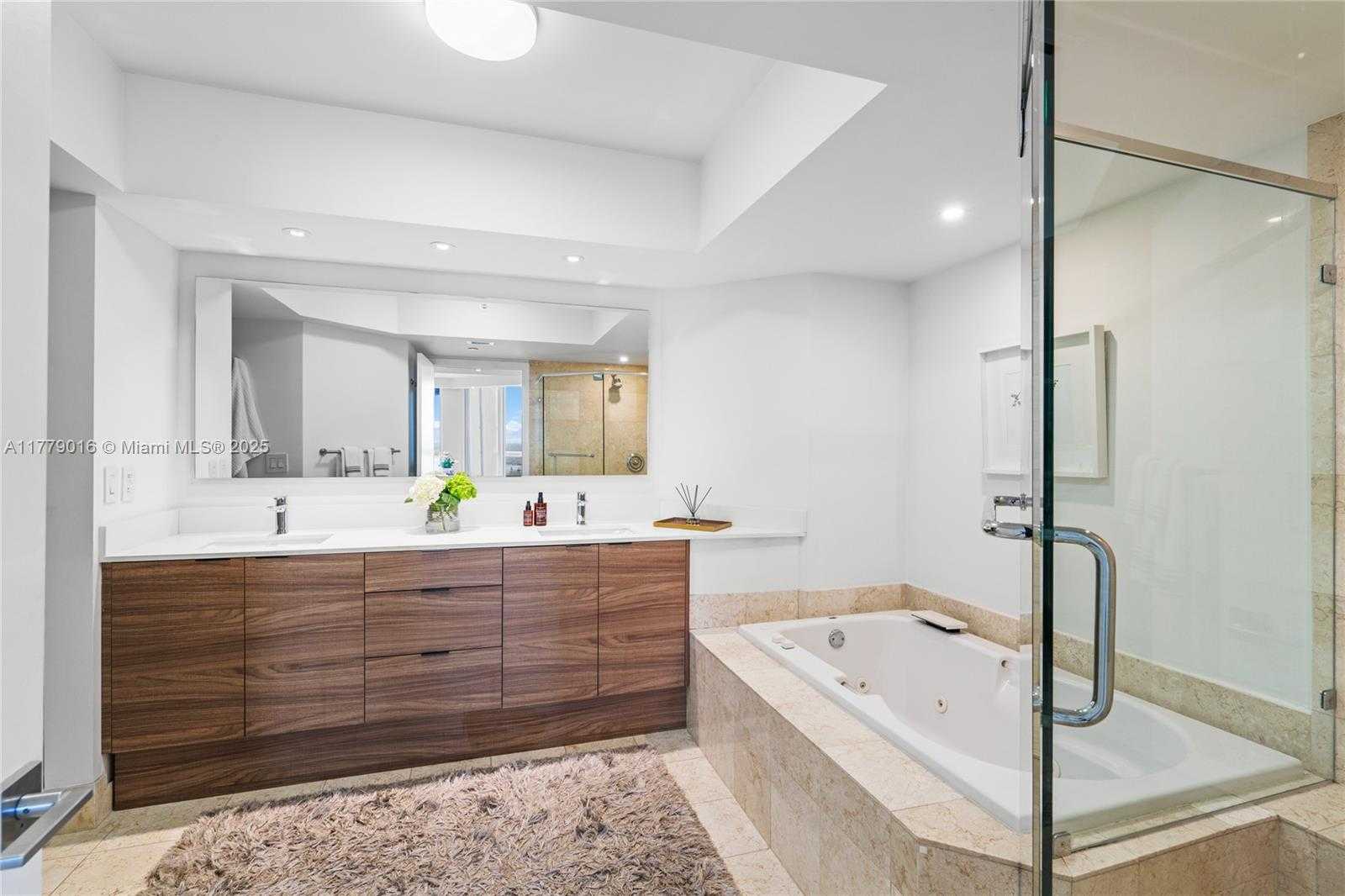 Small Image of 21055 YACHT CLUB DR #2707, Aventura Number 41