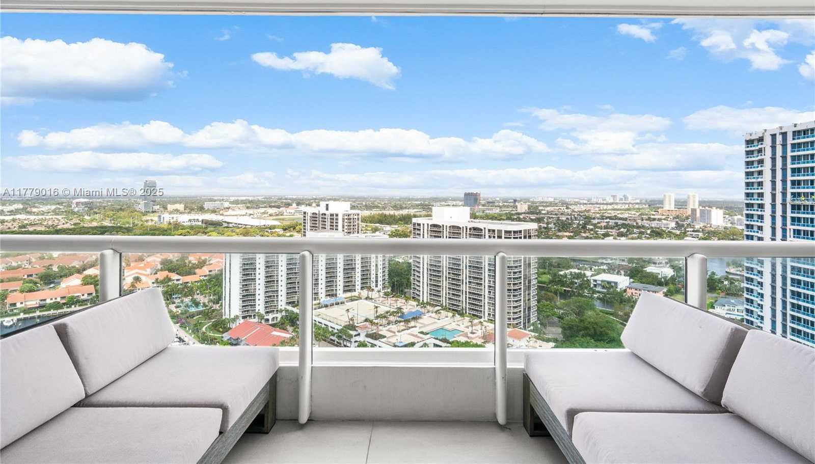 Small Image of 21055 YACHT CLUB DR #2707, Aventura Number 43