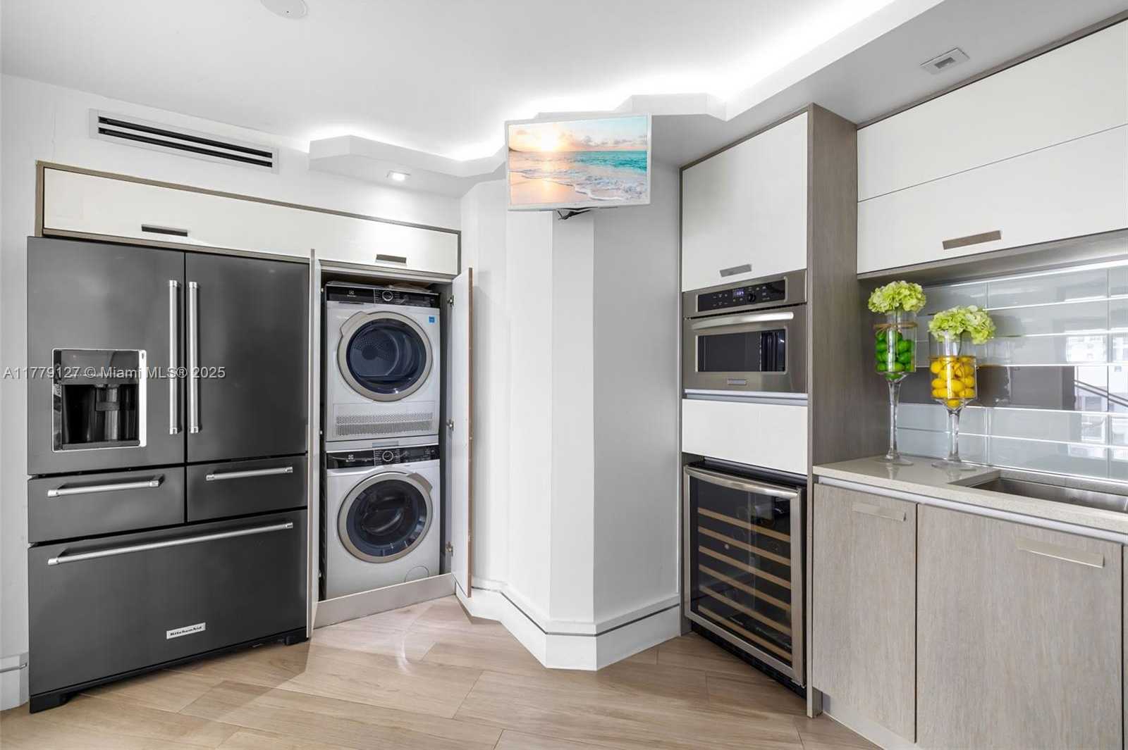 Small Image of 6061 COLLINS AVE #8F, Miami Beach Number 14