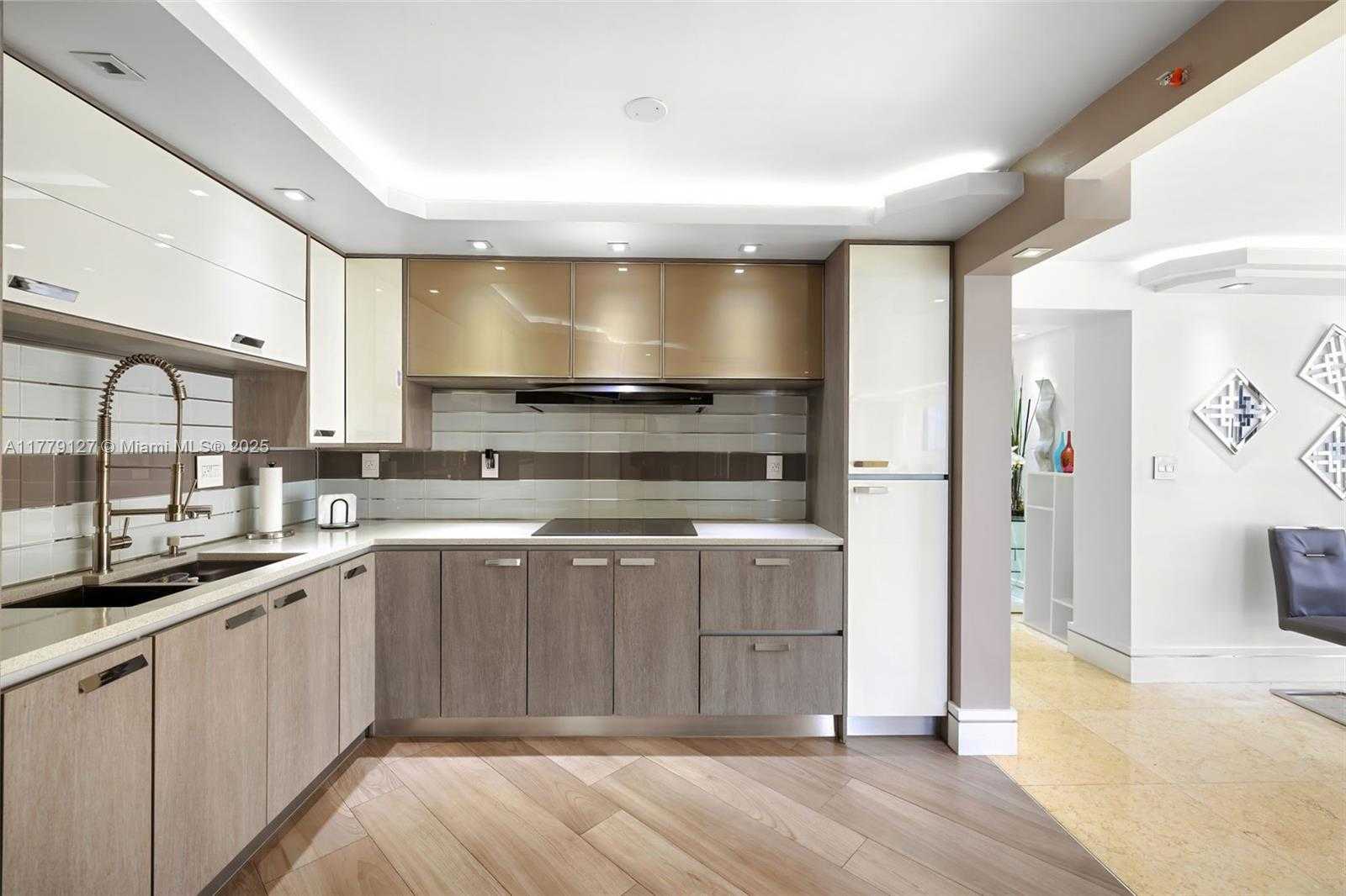 Small Image of 6061 COLLINS AVE #8F, Miami Beach Number 3