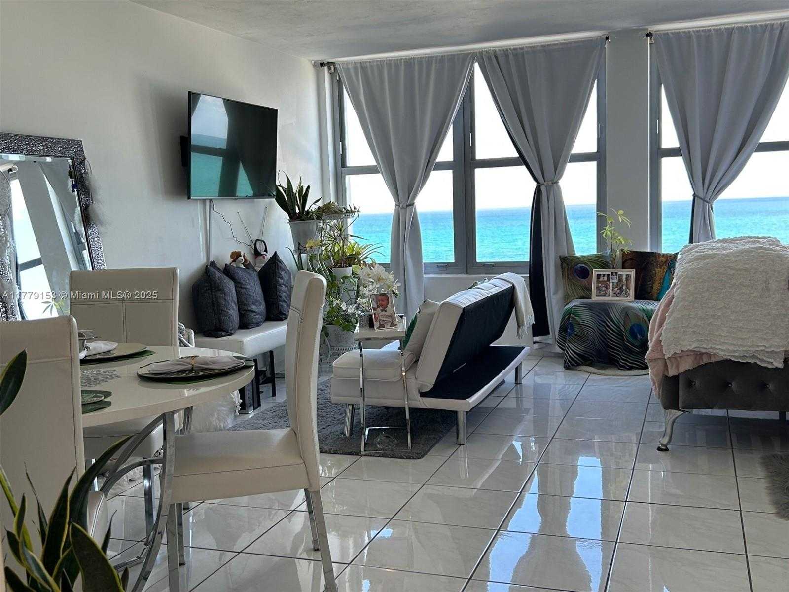 Small Image of 2899 COLLINS AVE #1233, Miami Beach Number 4