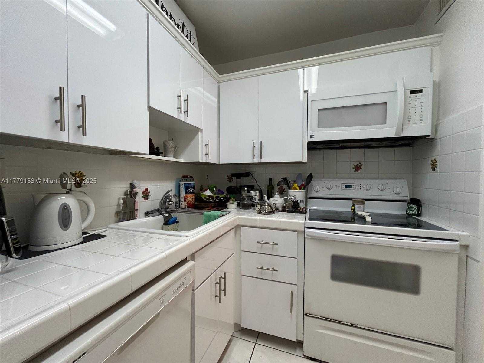 Small Image of 2899 COLLINS AVE #1233, Miami Beach Number 6