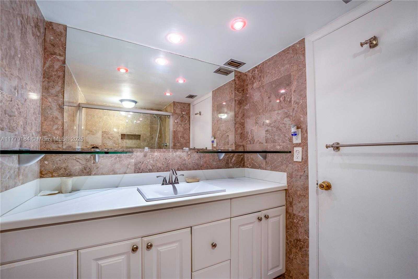 Small Image of 18031 BISCAYNE BLVD #1904, Aventura Number 24