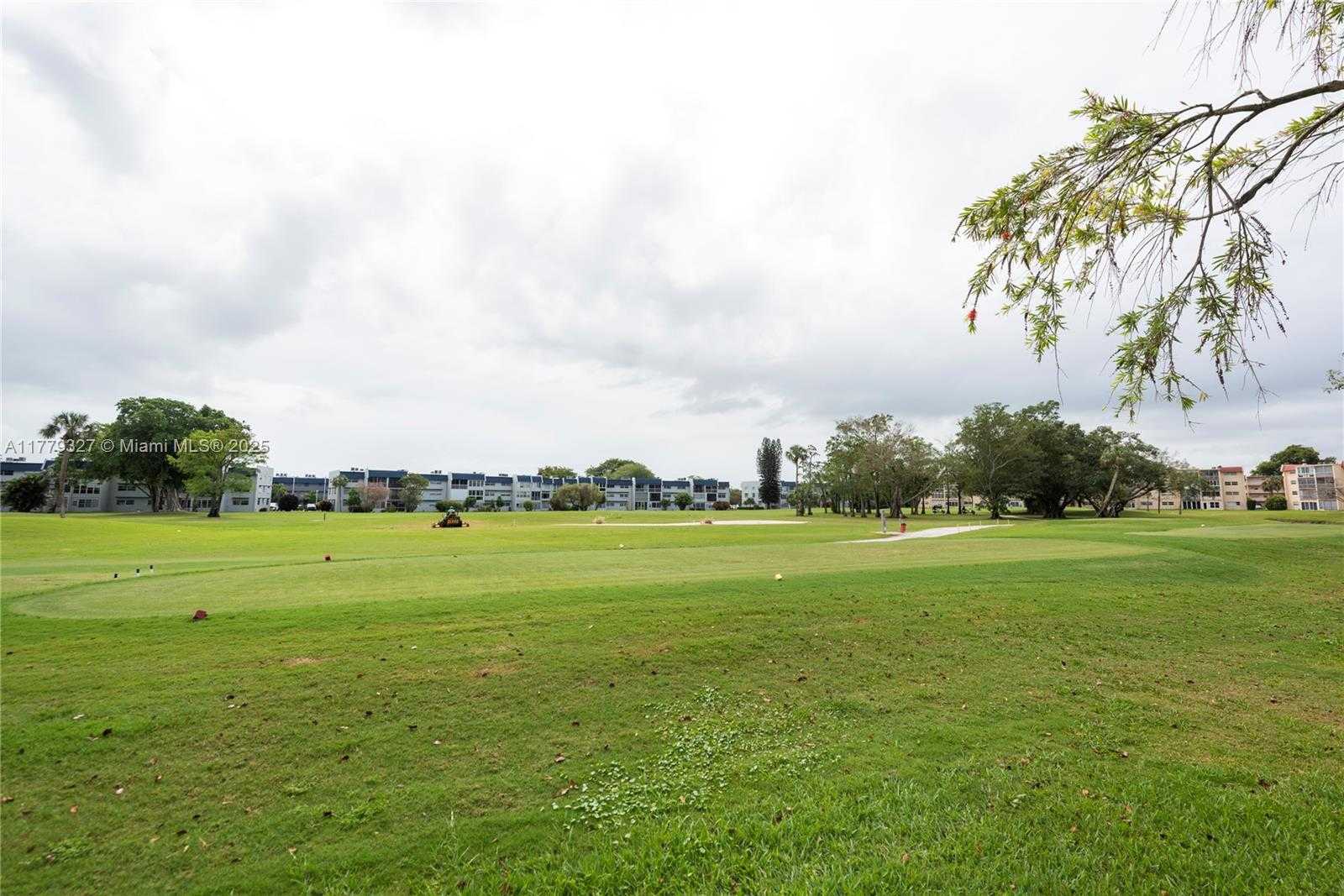 Small Image of 1040 COUNTRY CLUB DR #101, Margate Number 16