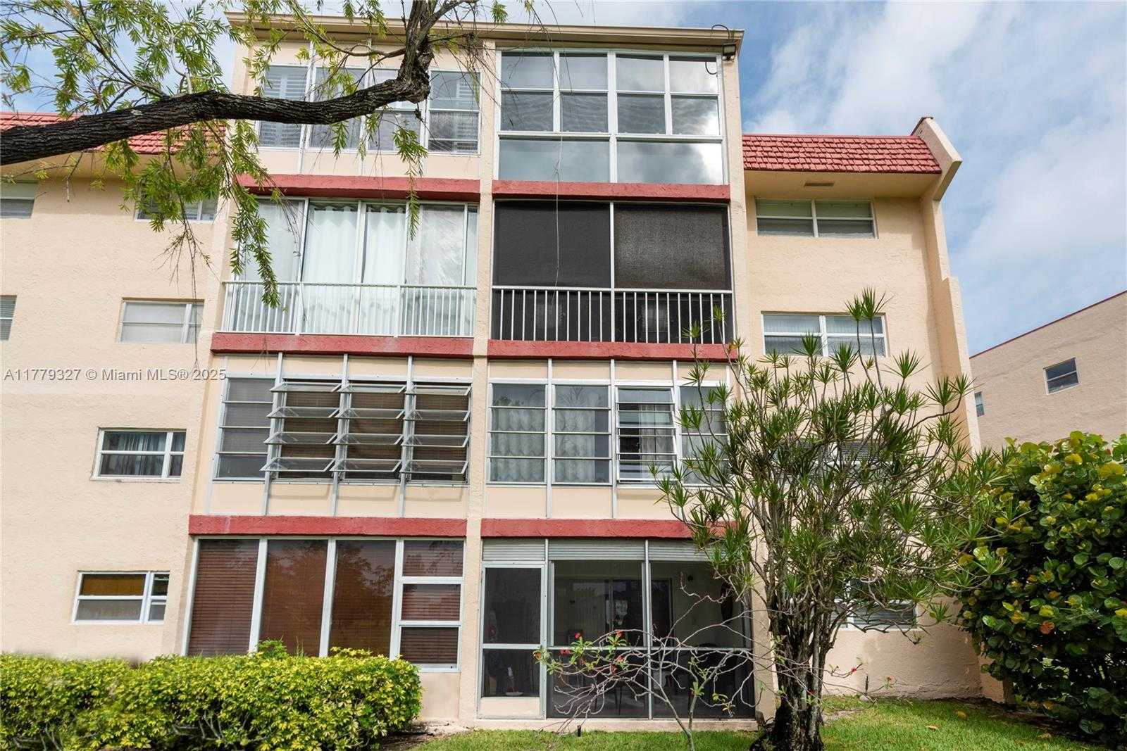 Small Image of 1040 COUNTRY CLUB DR #101, Margate Number 17