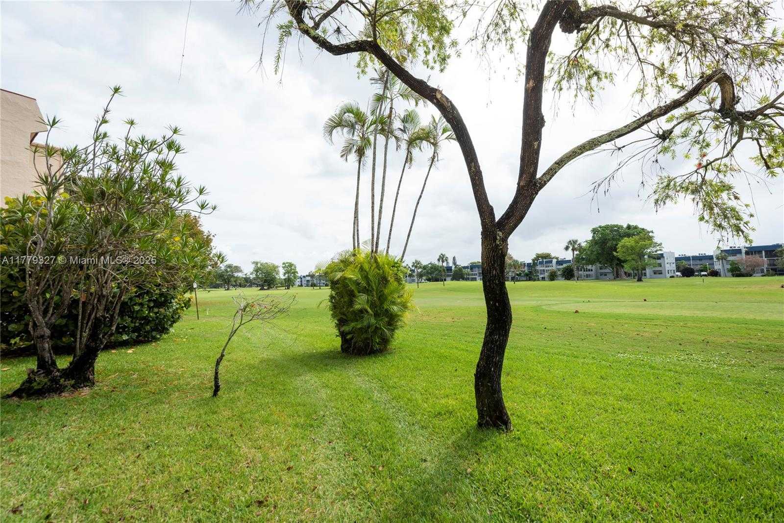 Small Image of 1040 COUNTRY CLUB DR #101, Margate Number 18