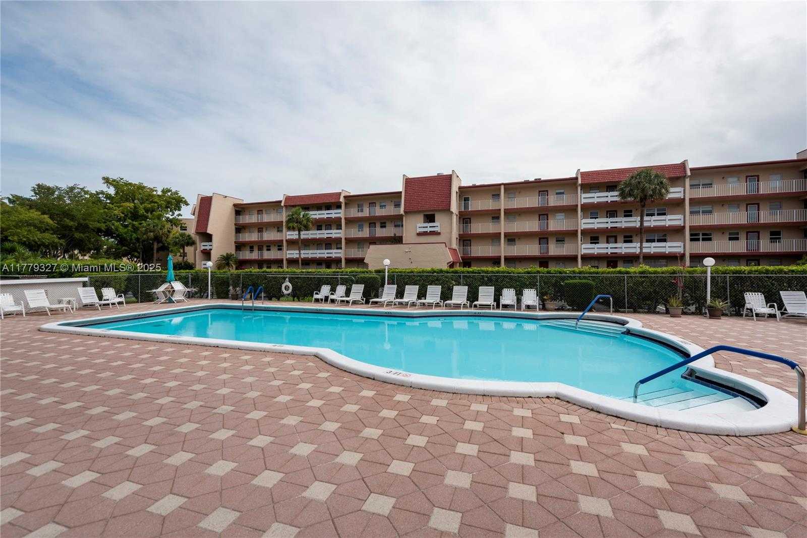 Small Image of 1040 COUNTRY CLUB DR #101, Margate Number 25