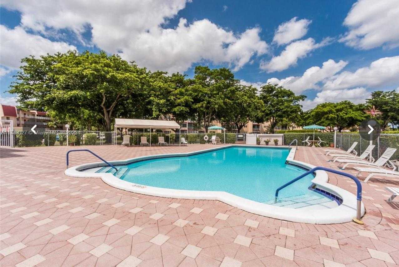 Small Image of 1040 COUNTRY CLUB DR #101, Margate Number 26