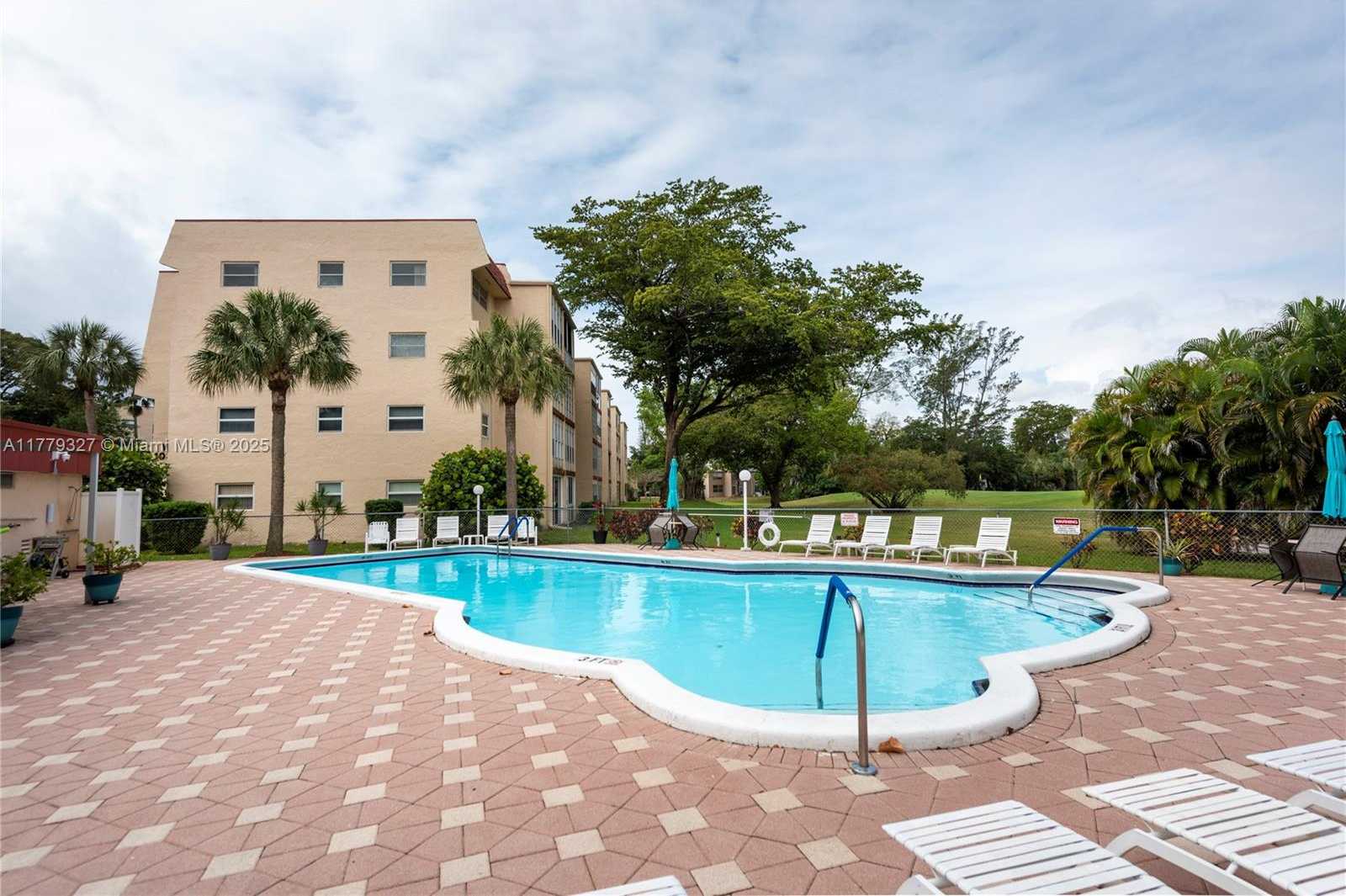 Small Image of 1040 COUNTRY CLUB DR #101, Margate Number 28
