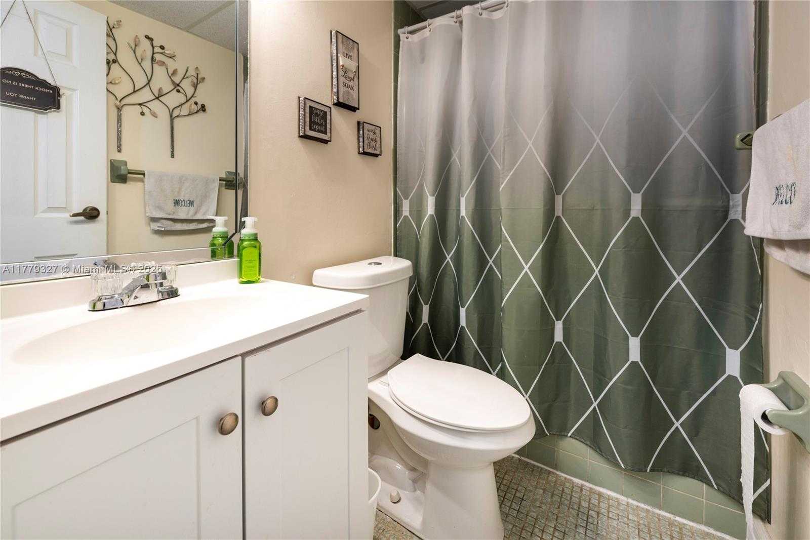 Small Image of 1040 COUNTRY CLUB DR #101, Margate Number 6