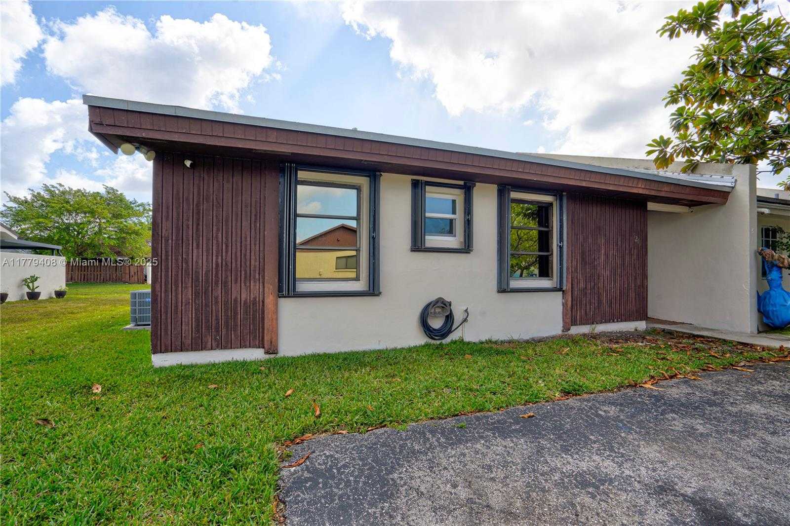 Small Image of 5211 SOUTH WEST 139TH AVE RD, Miami Number 4