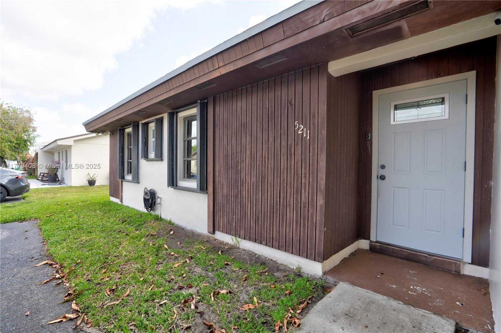 Small Image of 5211 SOUTH WEST 139TH AVE RD, Miami Number 5