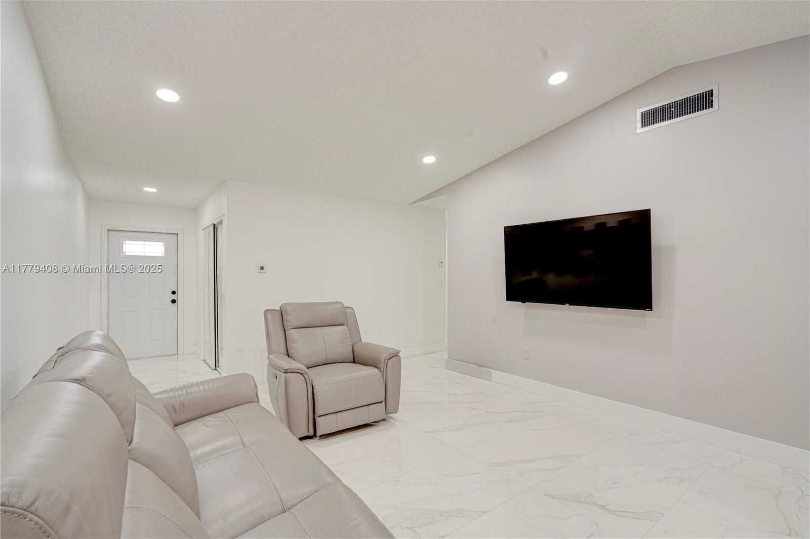 Small Image of 5211 SOUTH WEST 139TH AVE RD, Miami Number 9