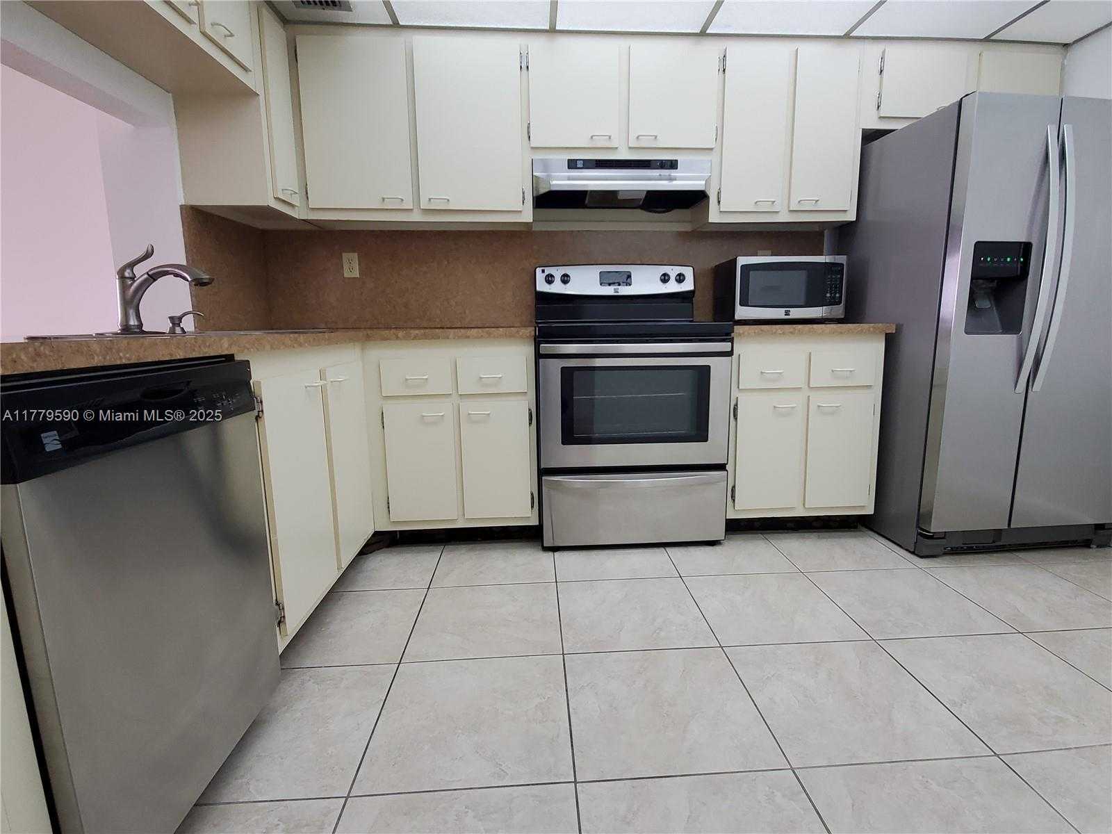 Small Image of 2625 COLLINS AVE #608, Miami Beach Number 3