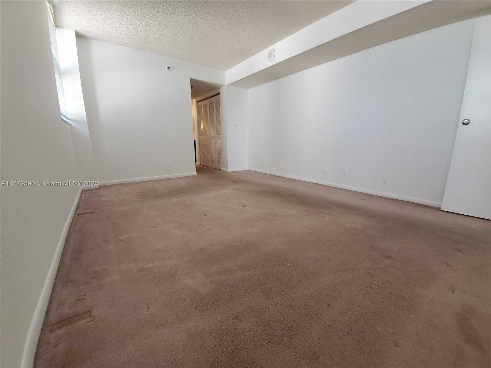 Small Image of 2625 COLLINS AVE #608, Miami Beach Number 4
