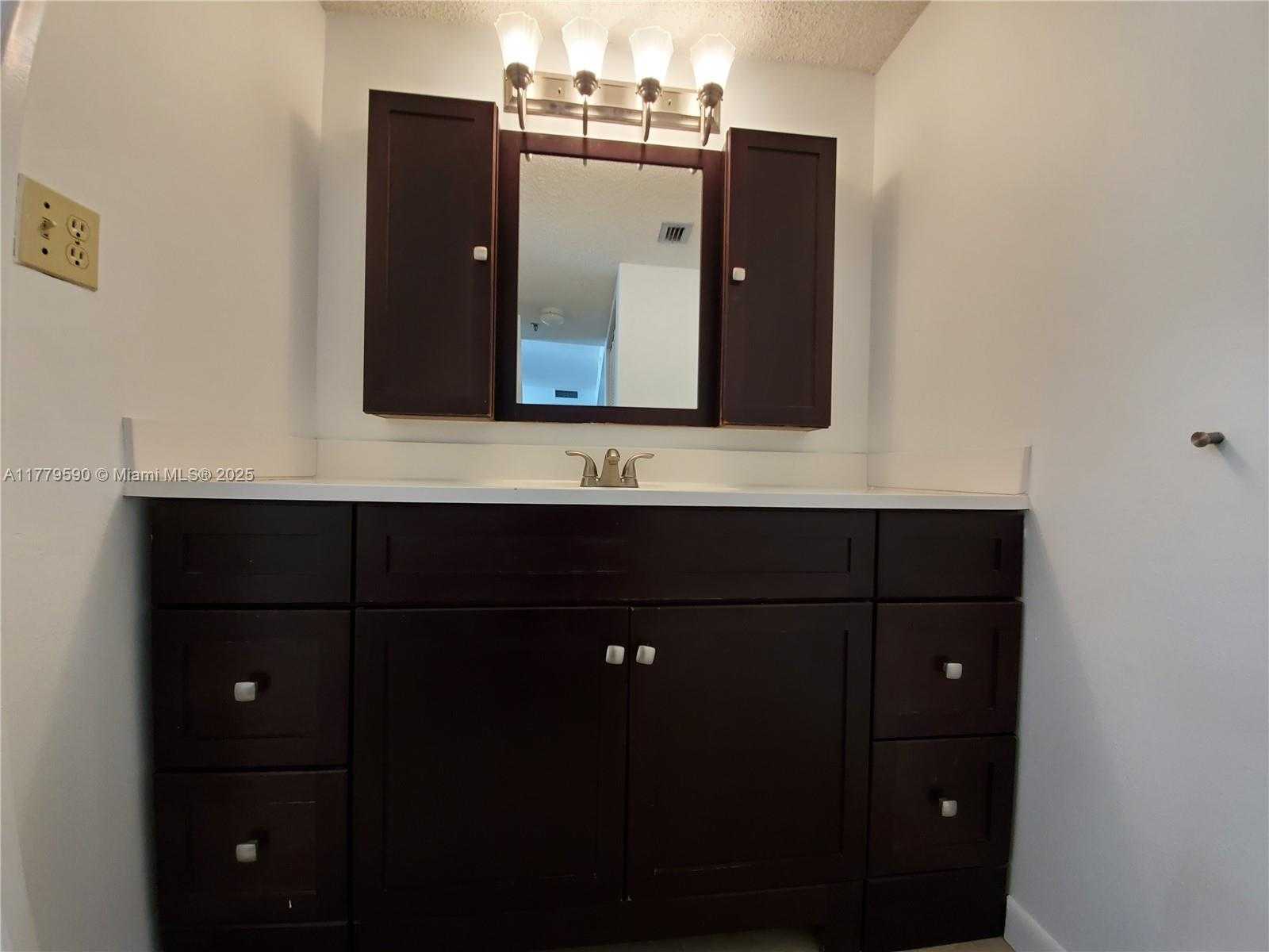Small Image of 2625 COLLINS AVE #608, Miami Beach Number 5