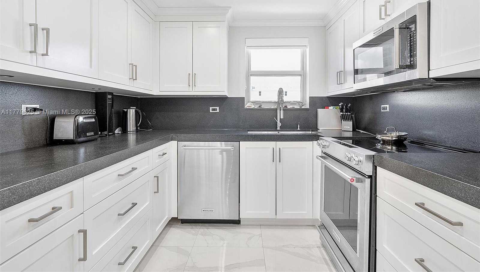 Small Image of 5555 COLLINS AVE #16B, Miami Beach Number 10