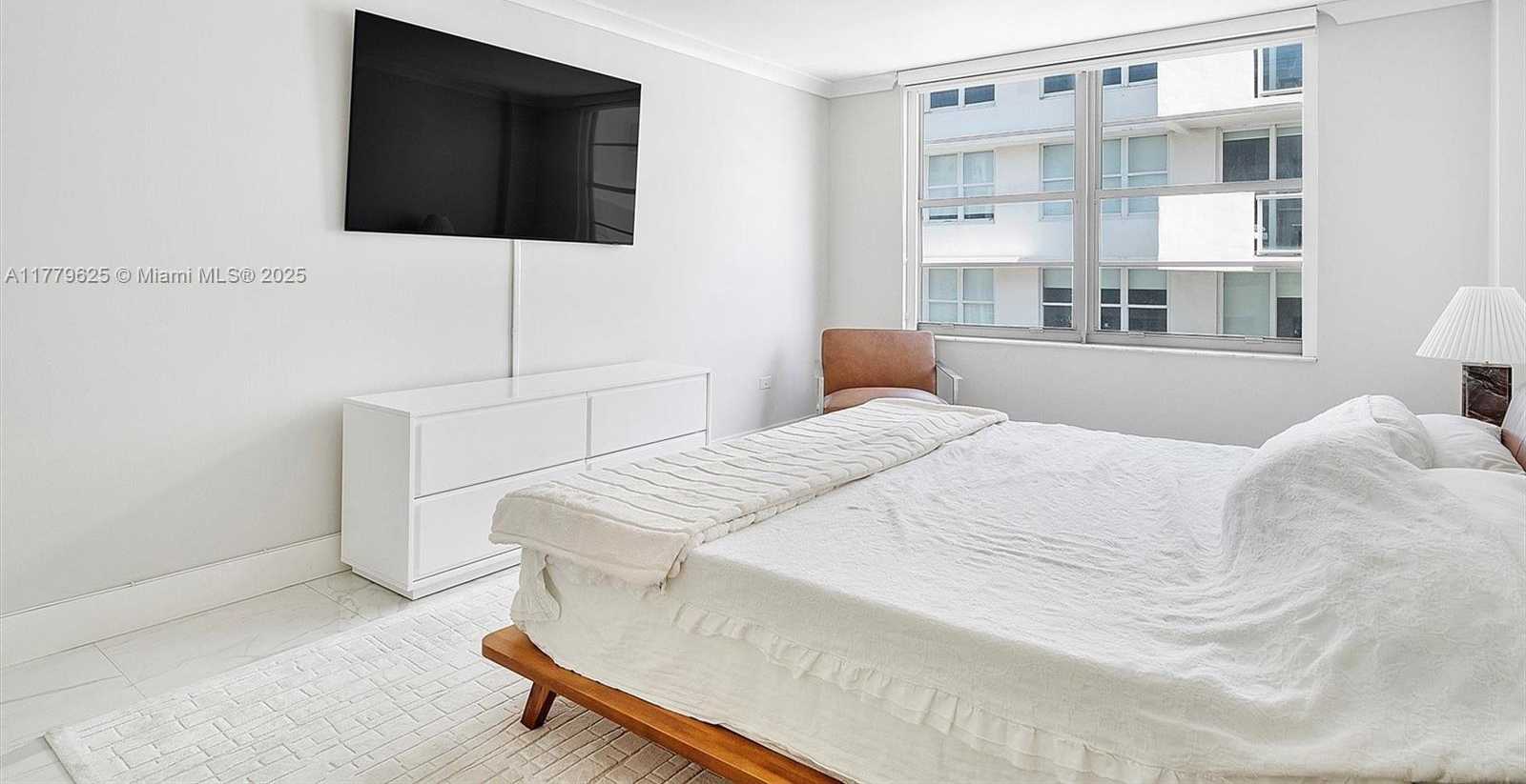 Small Image of 5555 COLLINS AVE #16B, Miami Beach Number 17