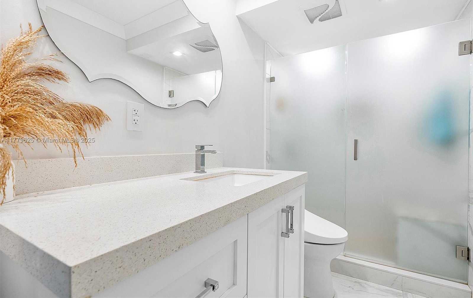Small Image of 5555 COLLINS AVE #16B, Miami Beach Number 19