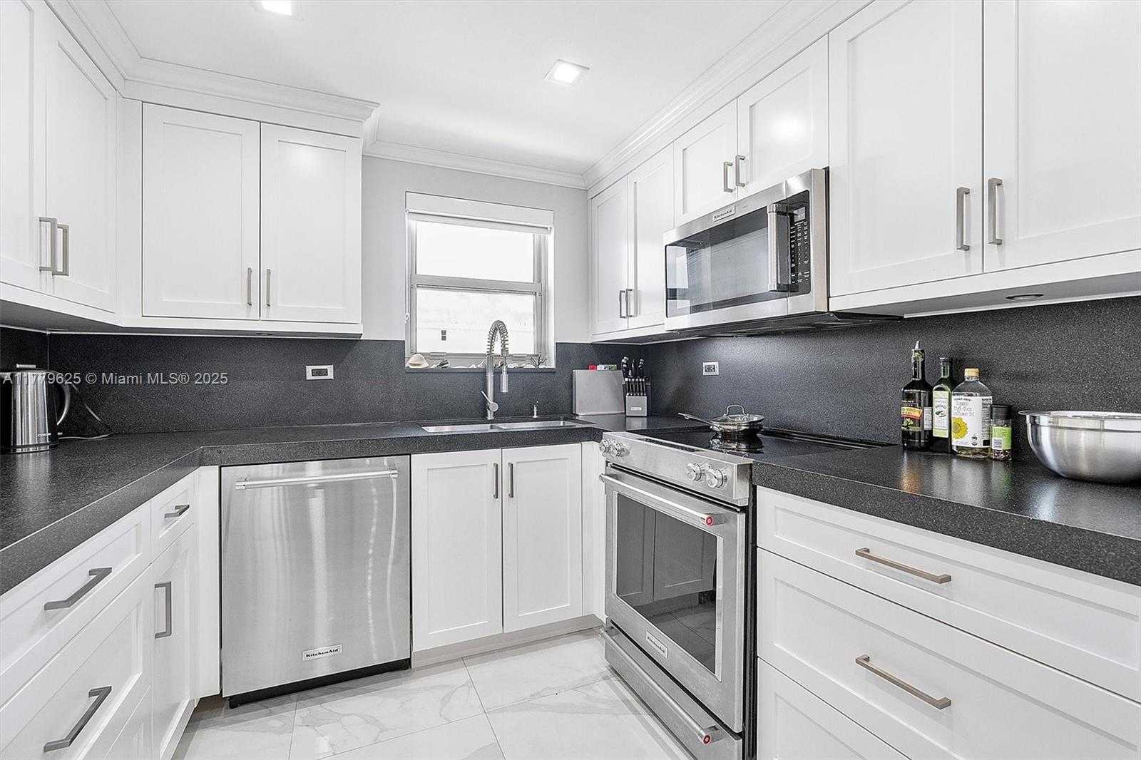 Small Image of 5555 COLLINS AVE #16B, Miami Beach Number 8