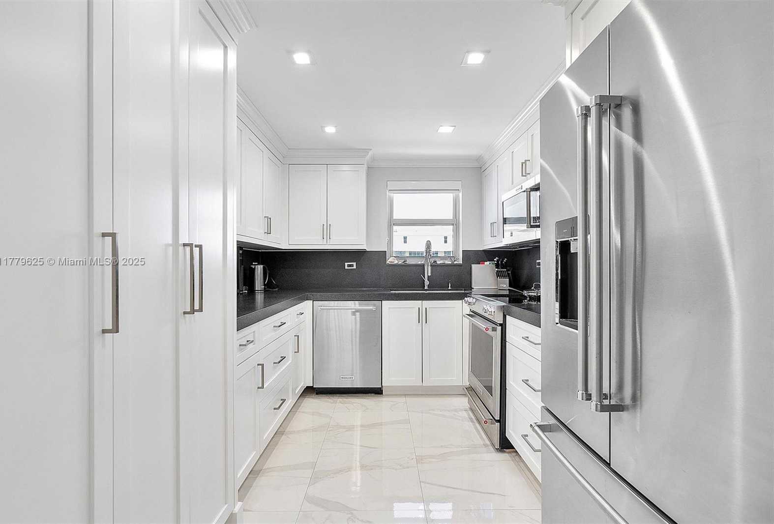 Small Image of 5555 COLLINS AVE #16B, Miami Beach Number 9