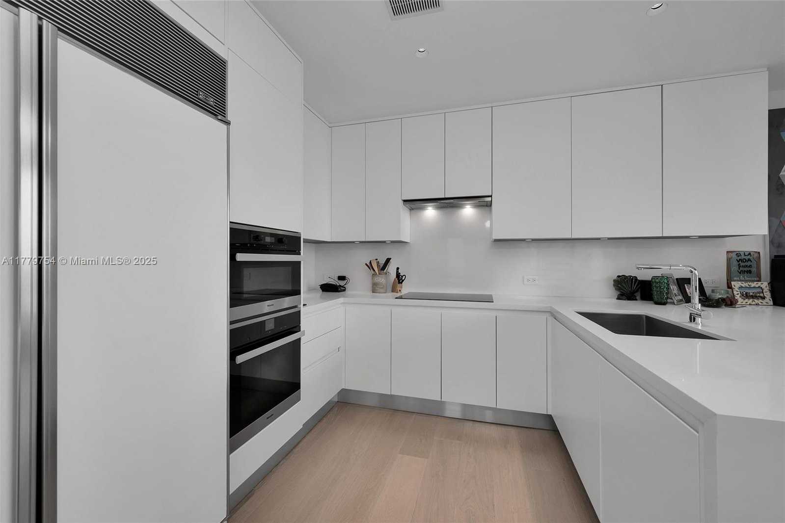 Small Image of 1425 BRICKELL AVE #61E, Miami Number 16