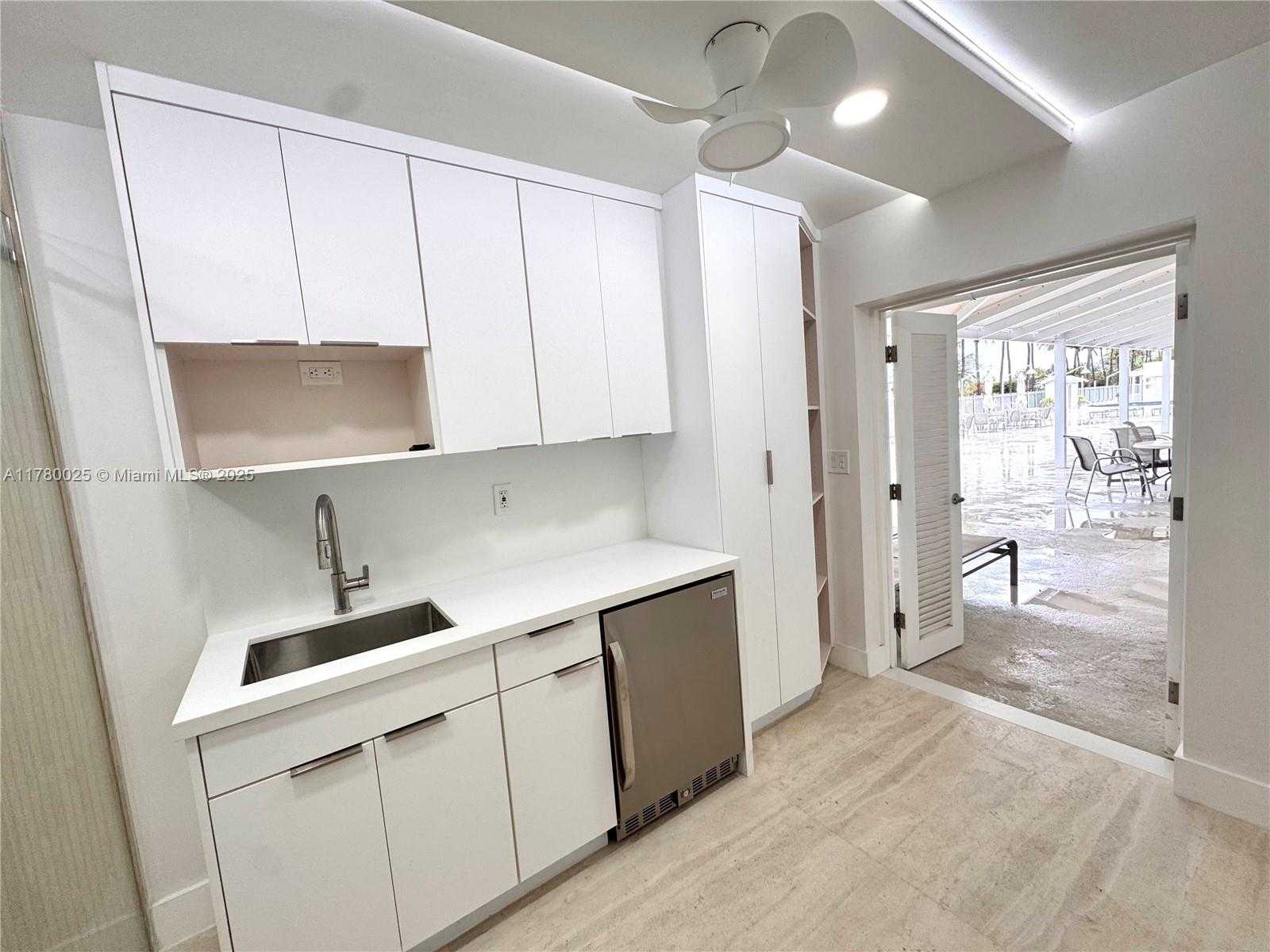 Small Image of 2899 COLLINS AVE #6, Miami Beach Number 2