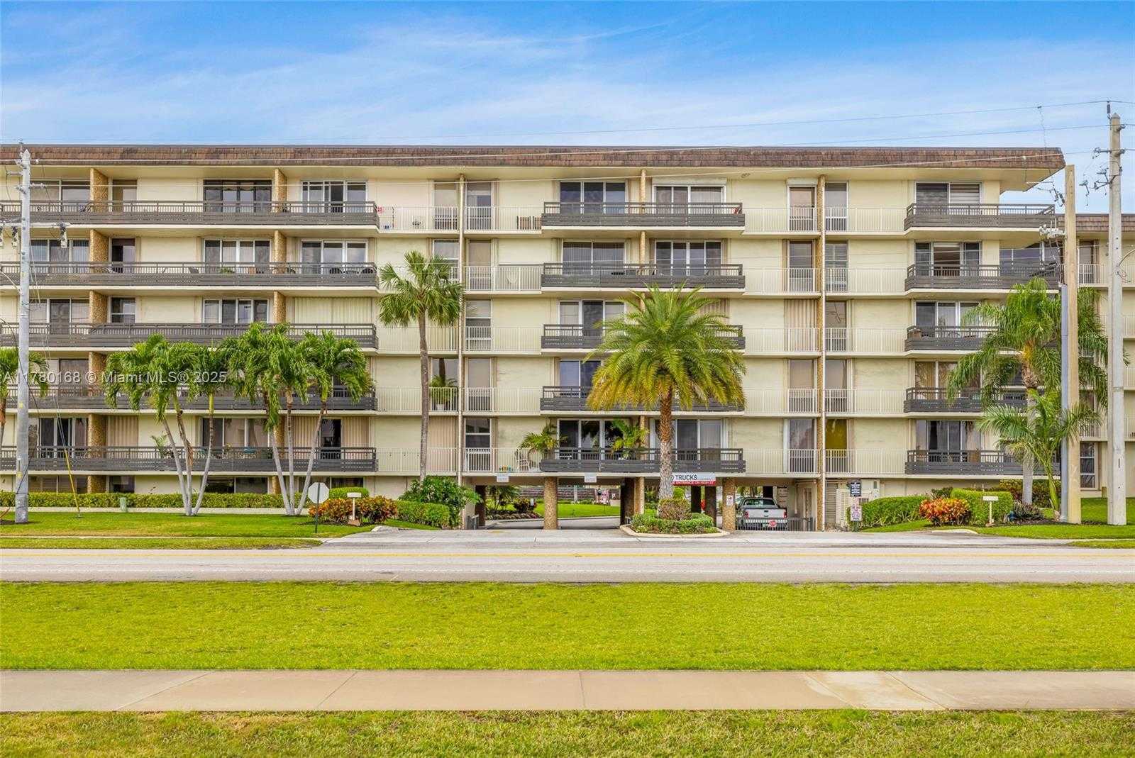 Small Image of 555 SW 4th Ave, Boca Raton, FL 33432, USA Number 11