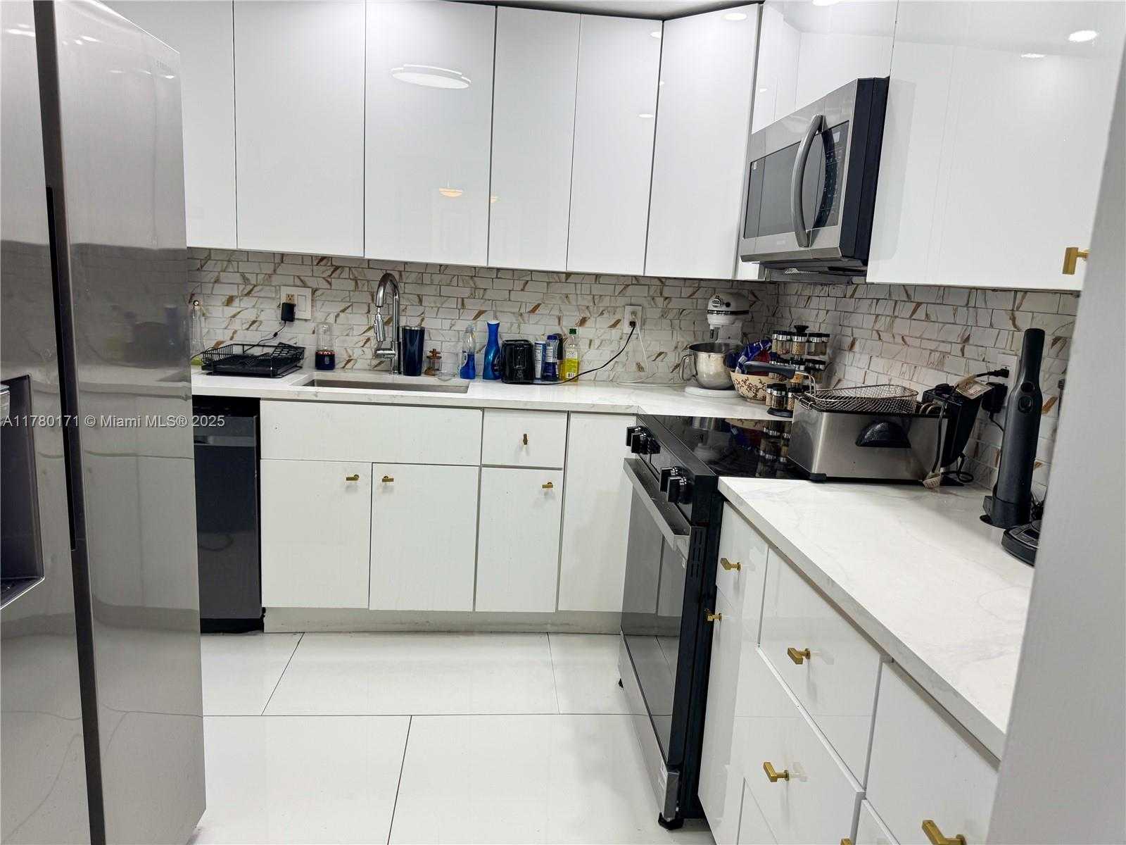 Small Image of 600 THREE ISLANDS BLVD #1118, Hallandale Beach Number 3
